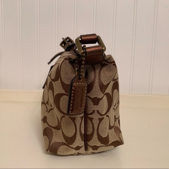 🎉🎉GOOD as NEW 🎉🎉 CLASSIC SIGNATURE COACH PURSE - Picture 4 of 8